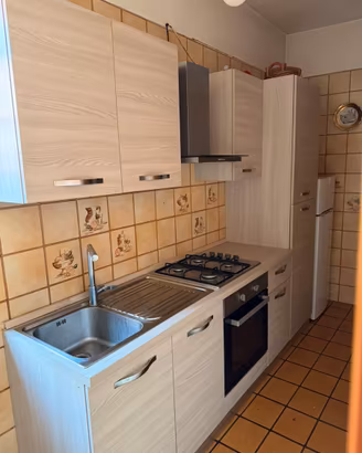 Cucina con frigo