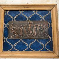 Quadro con rilevo in rame su stoffa blu e oro