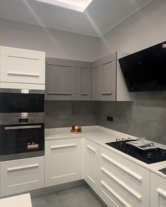 Cucina con elettrodomestici