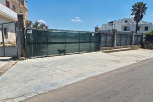 Ampio piazzale con doppia entrata, 8000 mq