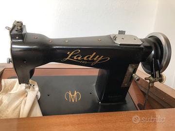 Mobile art deco con macchina da cucire