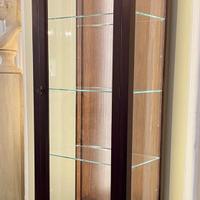 Vetrina in legno con ripiani in vetro e luci LED