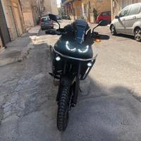 Moto Honda Africa Twin 1100.