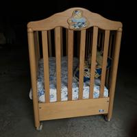 Lettino Pali in legno con ruote e materasso