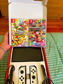 Nintendo Switch OLED bianca + 2 giochi