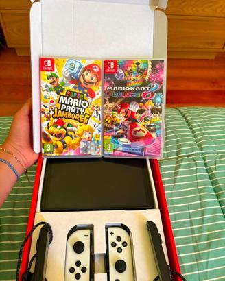 Nintendo Switch OLED bianca + 2 giochi