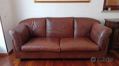 divano letto in pelle marrone