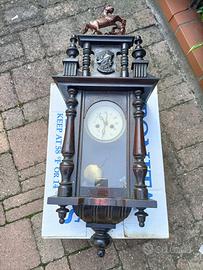 Vecchio orologio pendolo in legno vintage