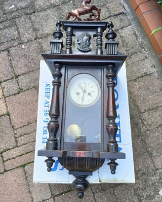 Vecchio orologio pendolo in legno vintage