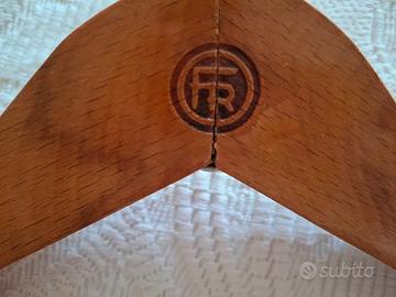 Due grucce retro' marchio Reguitti in legno