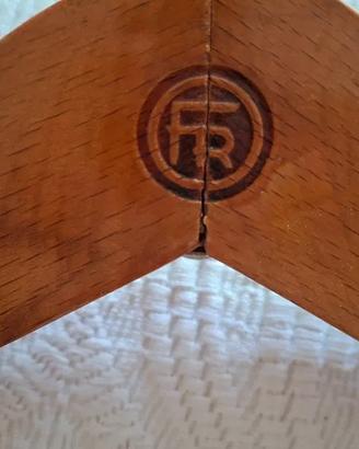 Due grucce retro' marchio Reguitti in legno