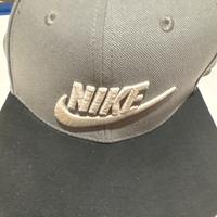 Cappello nike grigio