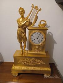 Antiquariato pendola  parigina in bronzo dorato