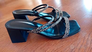 Sandalo elegante e glamour nero