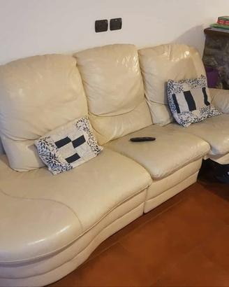 divano in pelle beige 3 o 4 posti