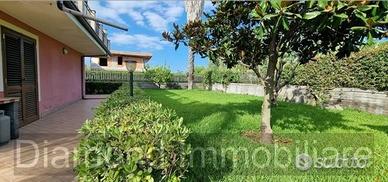 Villetta semindipendente con giardino Fondachello