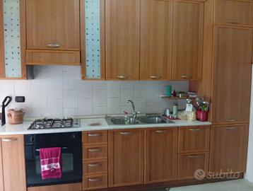 Cucina in legno+ frigo