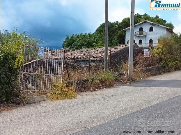 Sant'Alfio ampio terreno di mq 9.251 con ruderi