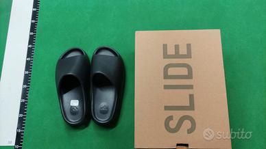 yeezy slide nere scatola inclusa