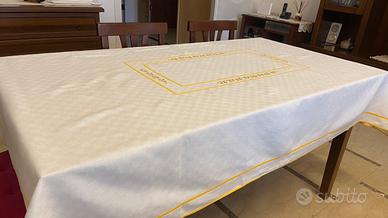 Tovaglia bianca con tovaglioli