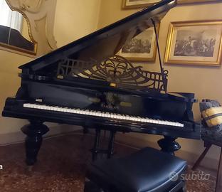 pianoforte a coda nero