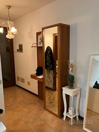 Mobile da ingresso con specchio