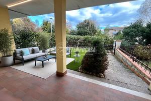 VILLA A SCHIERA CON GIARDINO