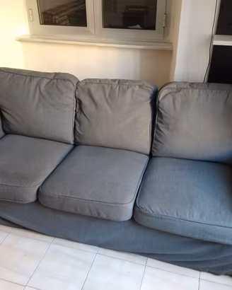 divano tre posti grigio Ektorp