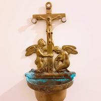 Antica acquasantiera in bronzo con angeli dorati