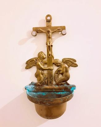 Antica acquasantiera in bronzo con angeli dorati