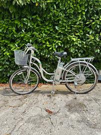 Bicicletta pedalata assistita/elettrica