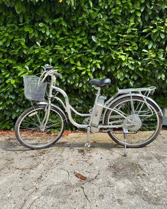 Bicicletta pedalata assistita/elettrica
