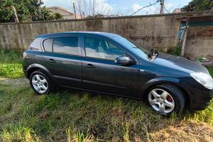 macchina Opel Astra 