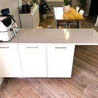 Bancone cucina in legno con piano in quarzo.