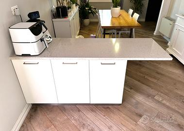 Bancone cucina in legno con piano in quarzo.