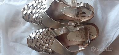 Sandali intrecciati dorati