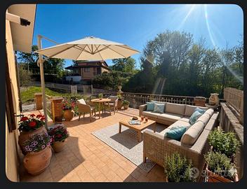 Villetta a schiera con giardino e box auto