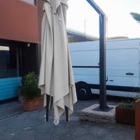 Ombrellone con sostegno laterale
