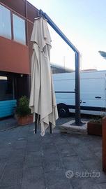 Ombrellone con sostegno laterale