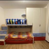 Cameretta per bambini con due letti e armadio a po