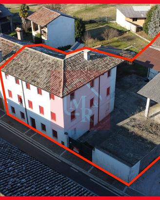Ampia porzione di testa con annessi e corte privat