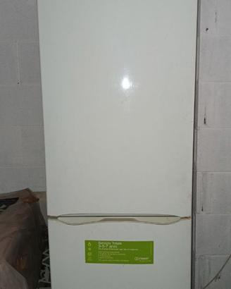 Vari elettrodomestici lavatrice frigo cucina a gas