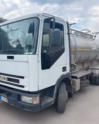 Iveco Eurocargo 100E15 con cisterna Latte