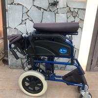 Sedia a rotelle Agilla Transit blu e nera