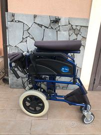 Sedia a rotelle Agilla Transit blu e nera