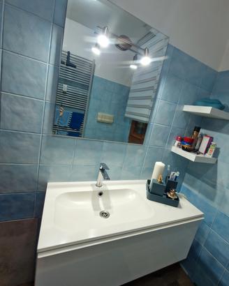Mobile bagno e specchio