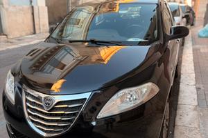 Lancia y anno 2013 benzina metano 0.90
