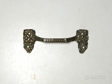 Maniglia in ottone per mobili d’epoca