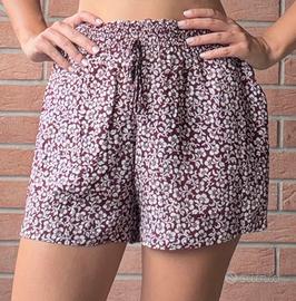 Pantaloncini leggeri bordeaux a fiorellini