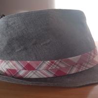 Cappello alla moda grigio 